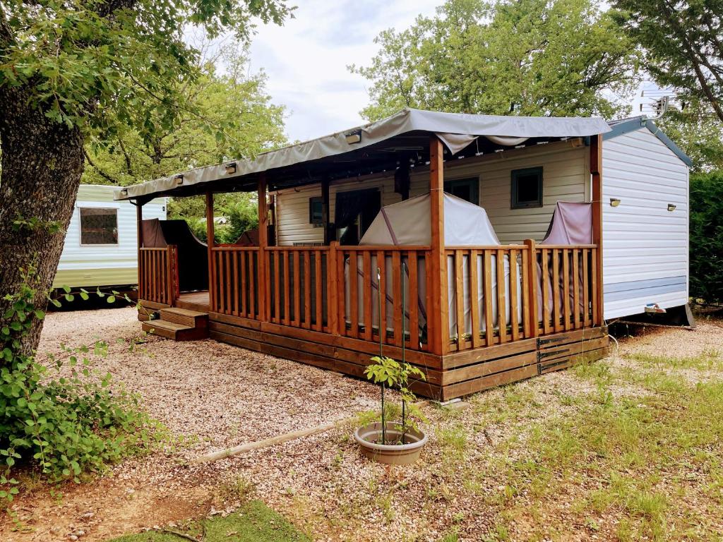 Ce mobile home dispose d'une terrasse couverte et d'un kiosque. dans l'établissement Mobilhome à Sainte Croix Du Verdon, à Sainte-Croix-de-Verdon