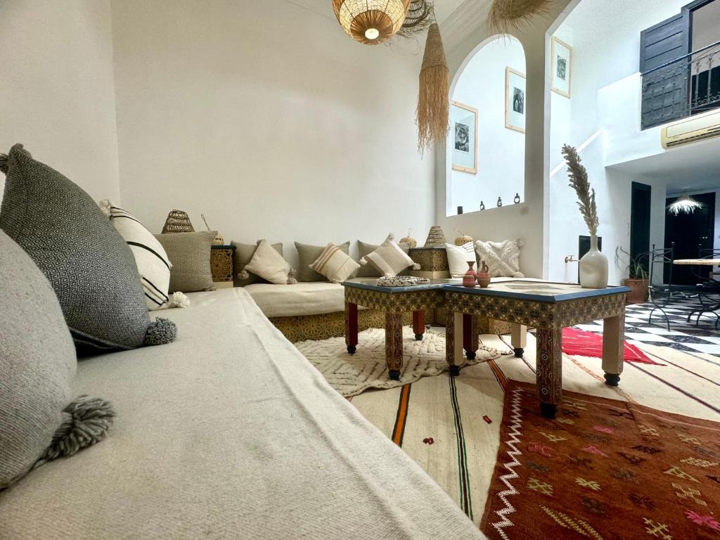 un salon avec un canapé et une table dans l'établissement Riad DarDamia, à Marrakech