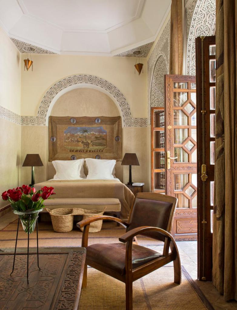 une chambre avec un lit et une chaise dans l'établissement La Villa des Orangers - Relais & Châteaux, à Marrakech 37 autres photos