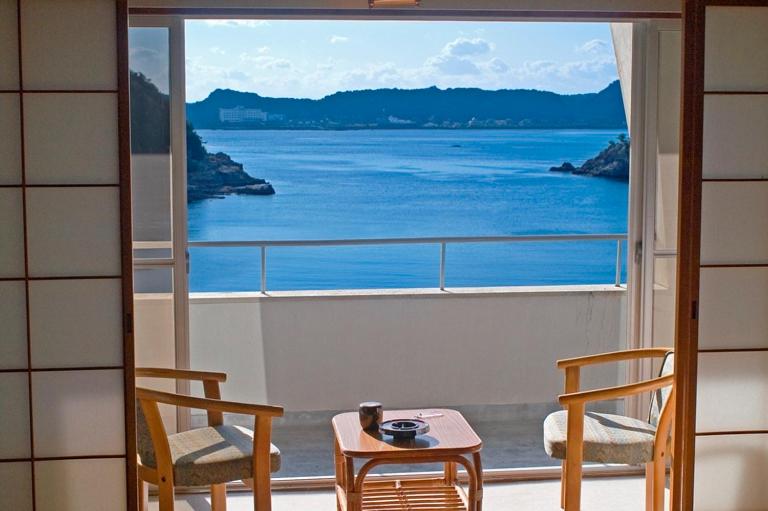 une chambre avec vue sur l'océan depuis une fenêtre dans l'établissement Hotel Nagisaya, à Katsuura
