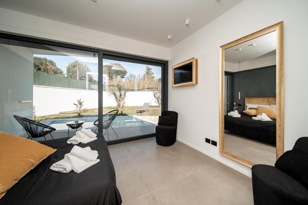 - un salon avec un grand miroir et un canapé dans l'établissement Luxury in the Jungle, à Formello