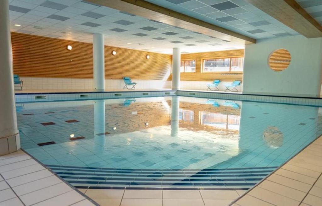 une grande piscine dans un immeuble dans l'établissement APT T2 4 COUCHAGES dans RES. 4 * - BALCONS des AIRELLES (1800) coeur de station, aux Orres