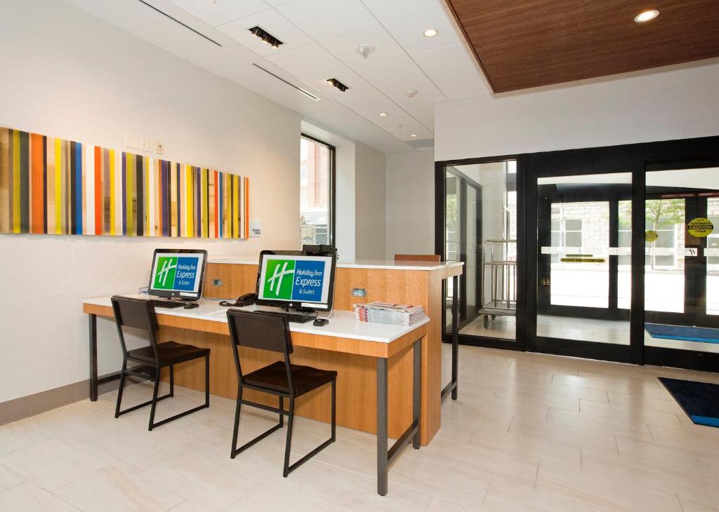 Holiday Inn Express & Suites Pittsburgh North Shore, an IHG Hotel Image