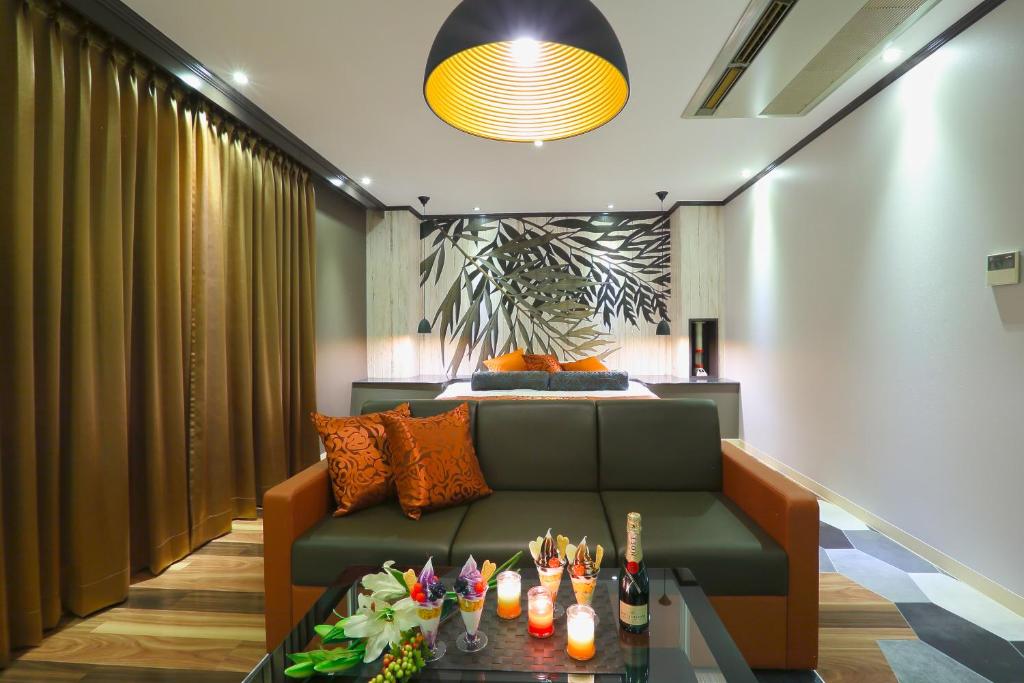 un salon avec un canapé et une table dans l'établissement HOTEL A La Mode -アラモード-, à Utazu 15 autres photos