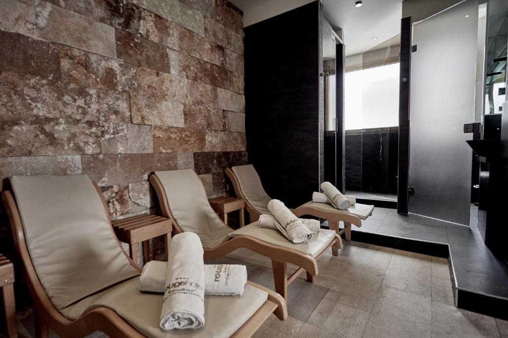 - une rangée de chaises dans une salle d'attente dans l'établissement Rouge Hotel International, à Milano Marittima