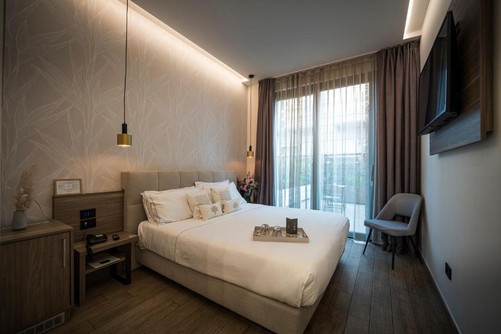 une chambre d'hôtel avec un grand lit et une fenêtre dans l'établissement Hotel Vinci, à Sirmione