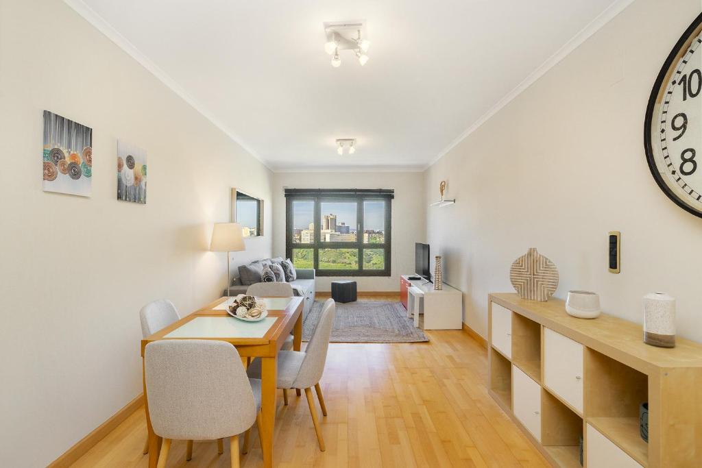Spacious 2BR apartment with free parking in Lisbon by Soulplaces 8