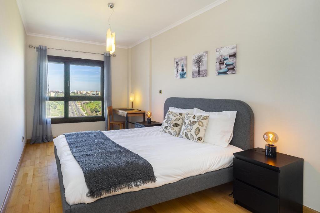 Spacious 2BR apartment with free parking in Lisbon by Soulplaces 6