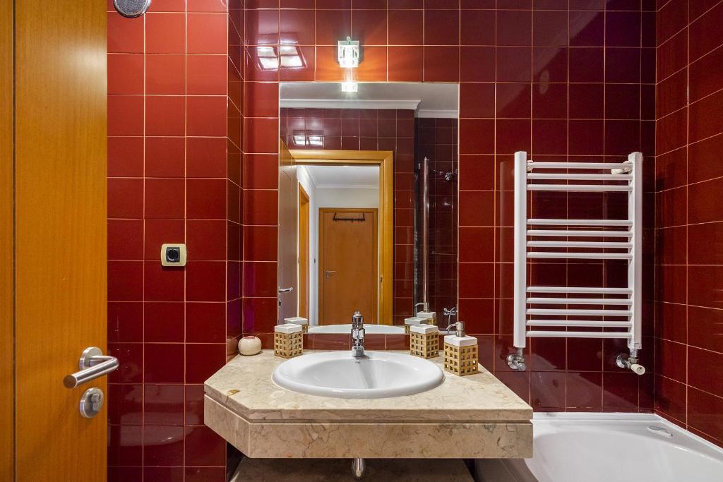Spacious 2BR apartment with free parking in Lisbon by Soulplaces 7
