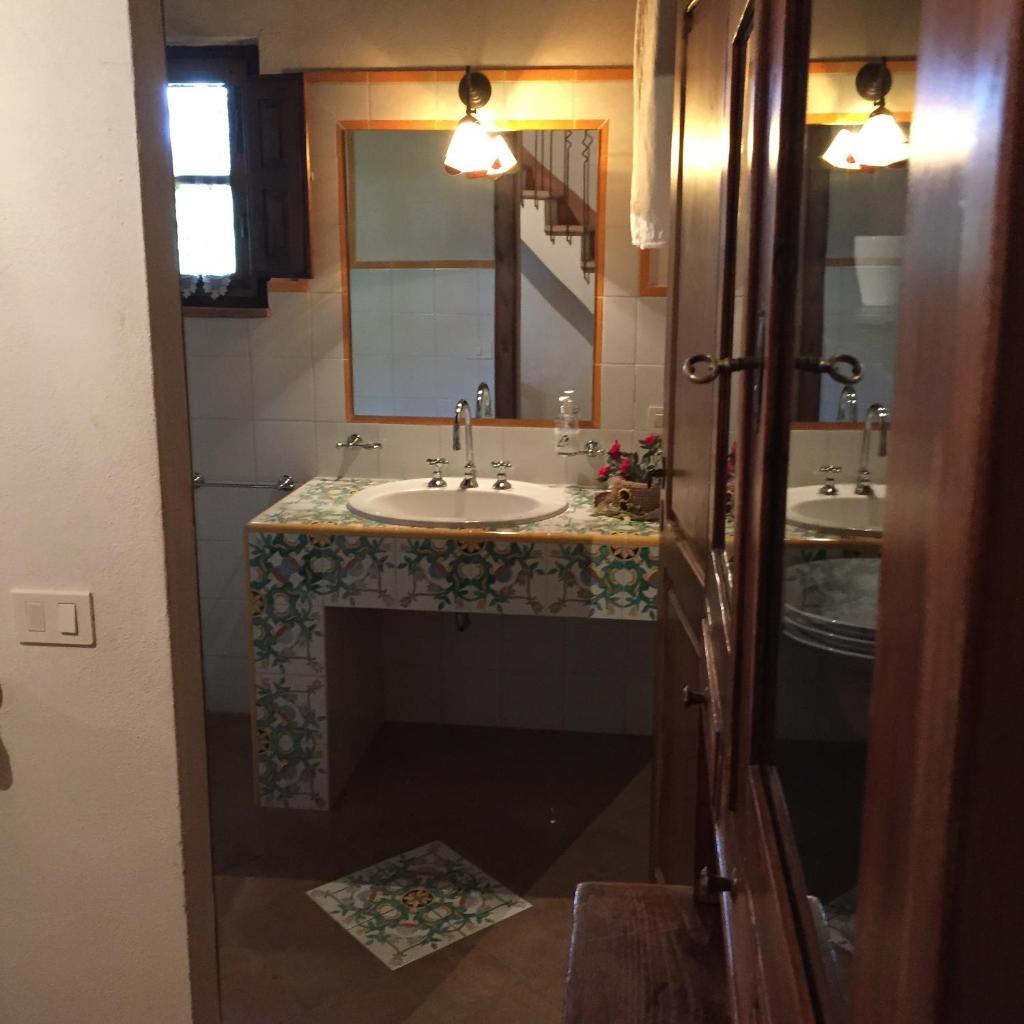 une salle de bain avec deux lavabos et un grand miroir dans l'établissement Villa Fonte all'Oppio con area piscina recintata, à Pienza