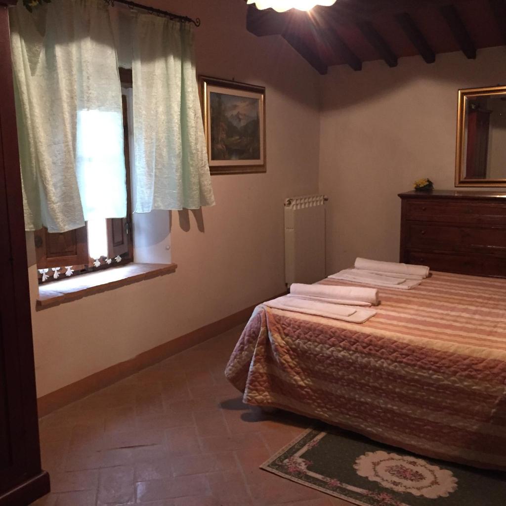 une chambre avec deux lits et une fenêtre dans l'établissement Villa Fonte all'Oppio con area piscina recintata, à Pienza 93 autres photos