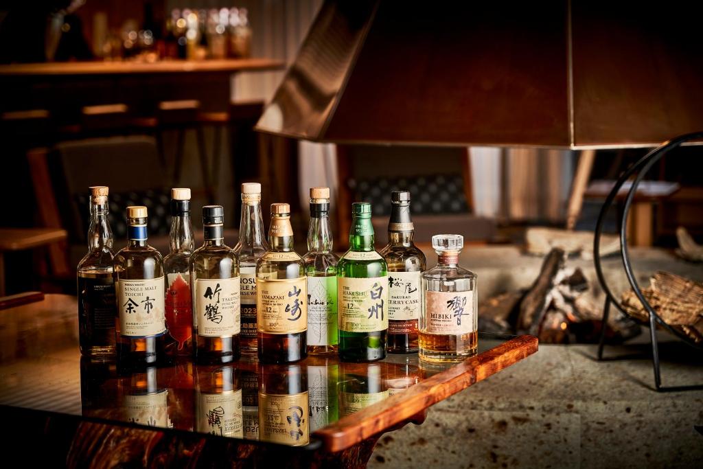 un groupe de bouteilles d'alcool assises sur une table dans l'établissement Sanso Amanosato, à Katsuragi 37 autres photos