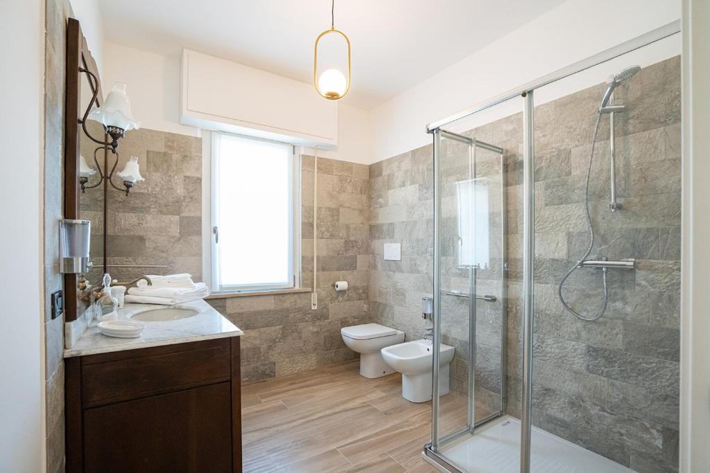 une salle de bain avec une douche en verre et des toilettes dans l'établissement Tenuta dei Franceschi, à Borgo Santa Maria 21 autres photos