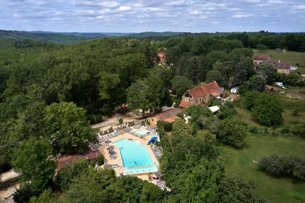 une vue aérienne d'une maison avec piscine dans l'établissement Glamping Les Eyzies, à Carmensac