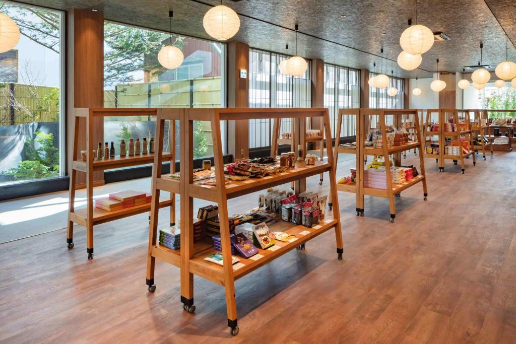 une chambre avec beaucoup de tables et de fenêtres dans l'établissement Azumakan, à Nihommatsu