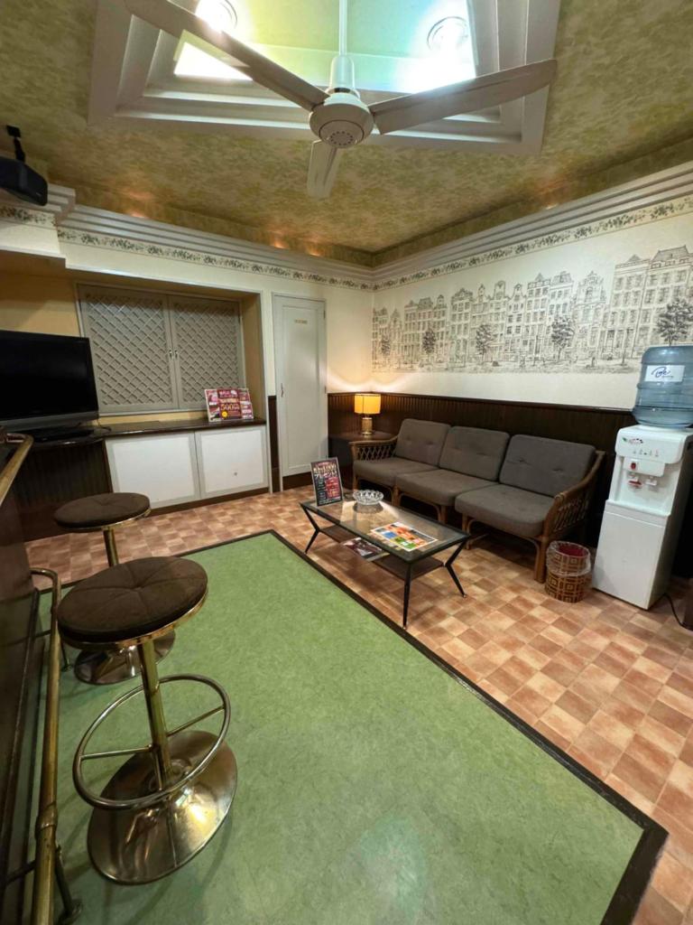 un salon avec un canapé et une table dans l'établissement プラザ太陽, à Ritto