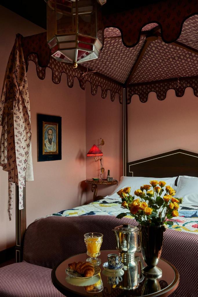 Ulysses, an Ash Hotel Image
