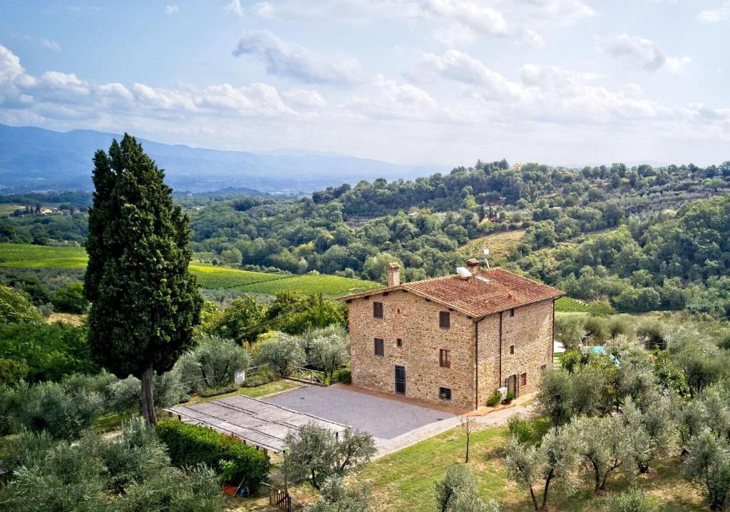 - une vue aérienne sur une vieille maison en pierre dans la campagne dans l'établissement Villa Claudia, à Cavriglia