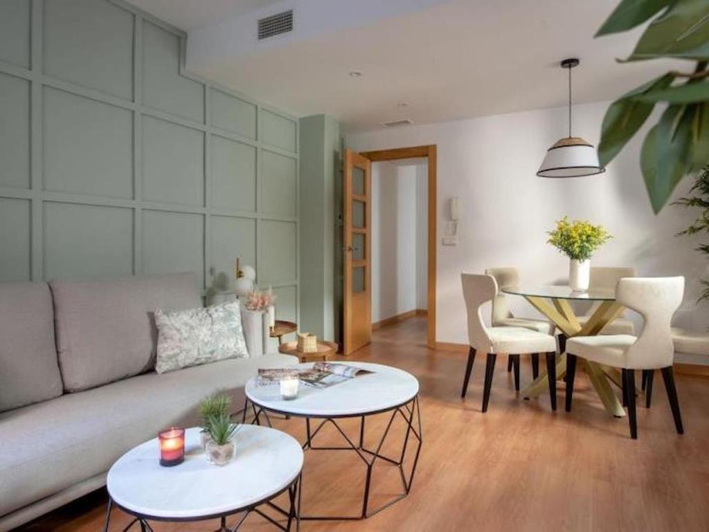 ChezmoiHomes Gran Via house with parking 1