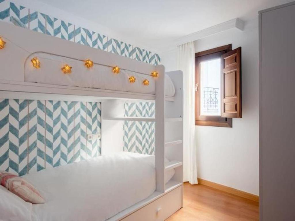 ChezmoiHomes Gran Via house with parking 6