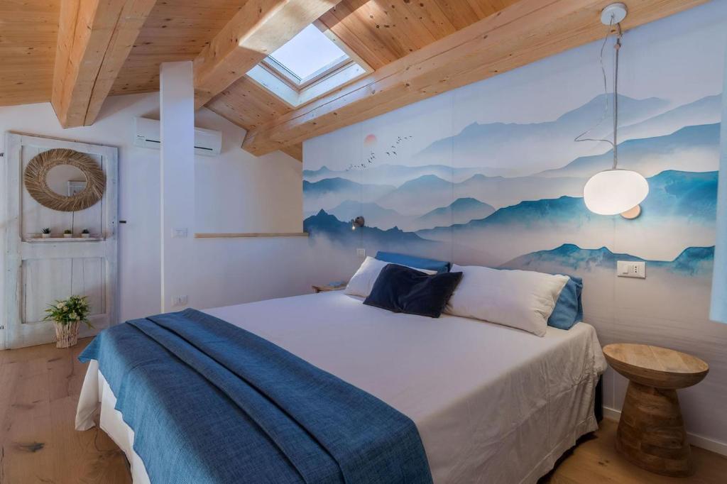 une chambre avec un lit avec un tableau sur le mur dans l'établissement Villa Gea, à Fermignano 57 autres photos