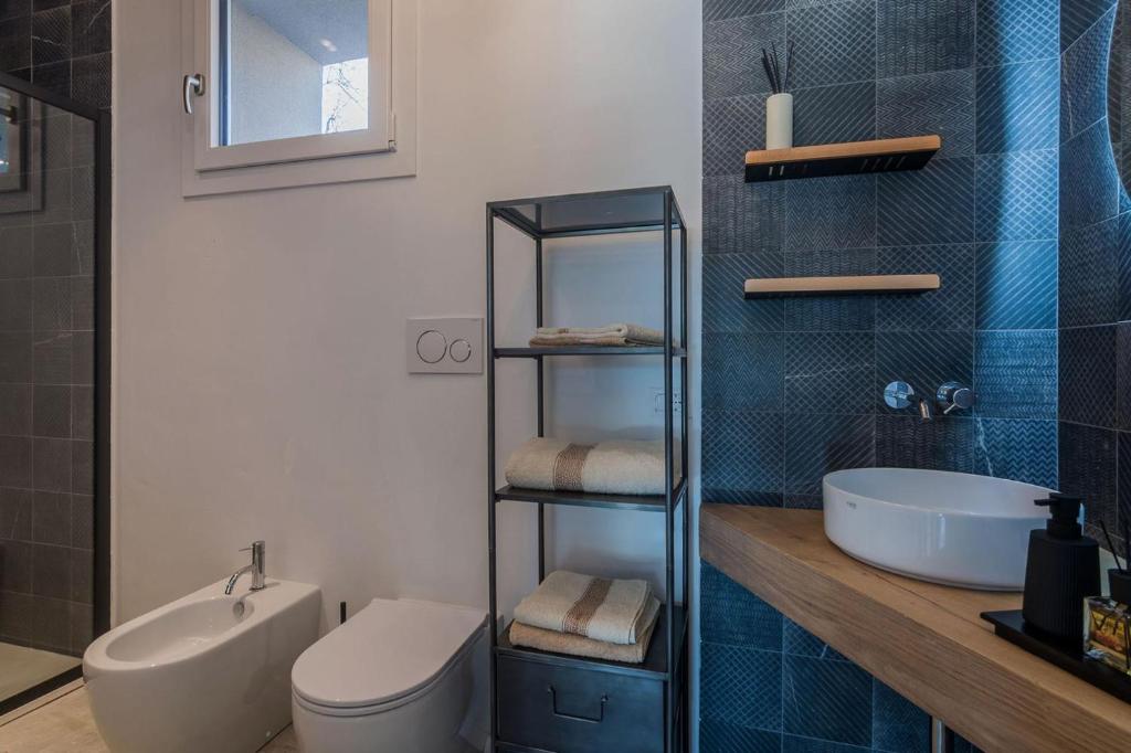 une salle de bain avec toilettes et lavabo dans l'établissement Villa Gea, à Fermignano