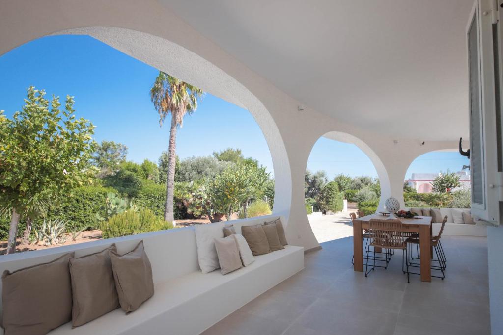 un salon avec un canapé et une table dans l'établissement Villa con Piscina Dimora Egnazia, à Monopoli