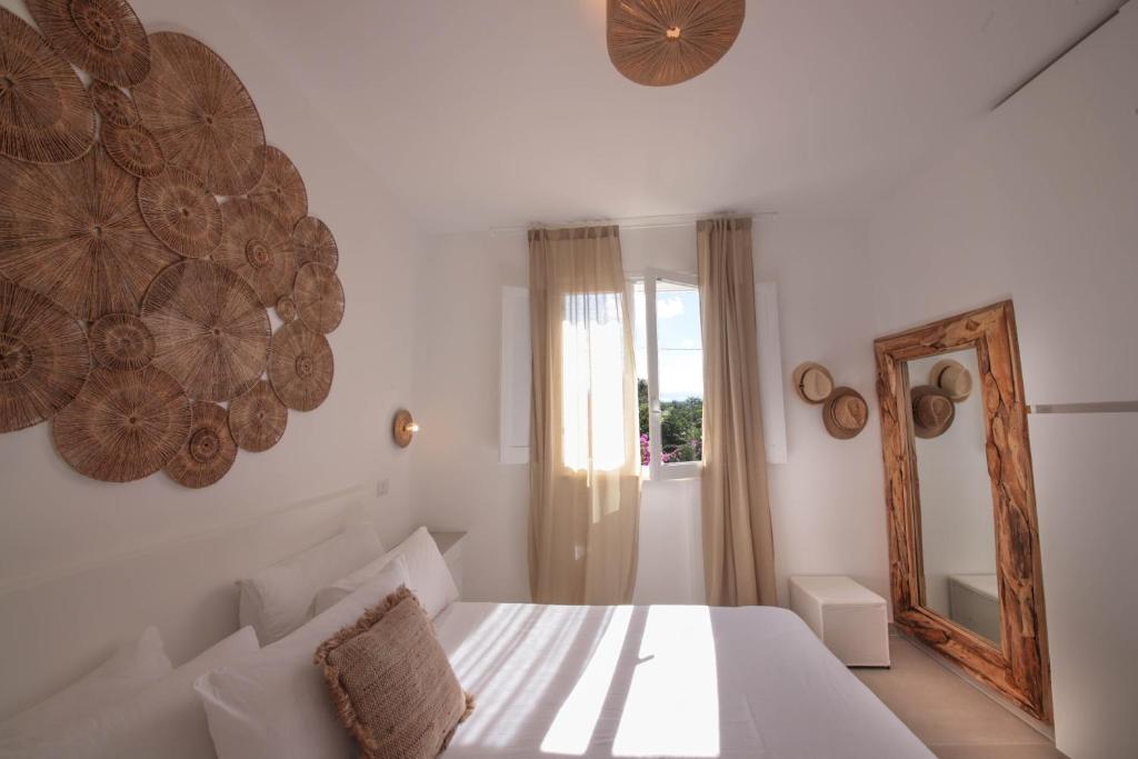 une chambre blanche avec un lit et un miroir dans l'établissement Villa con Piscina Dimora Egnazia, à Monopoli 57 autres photos
