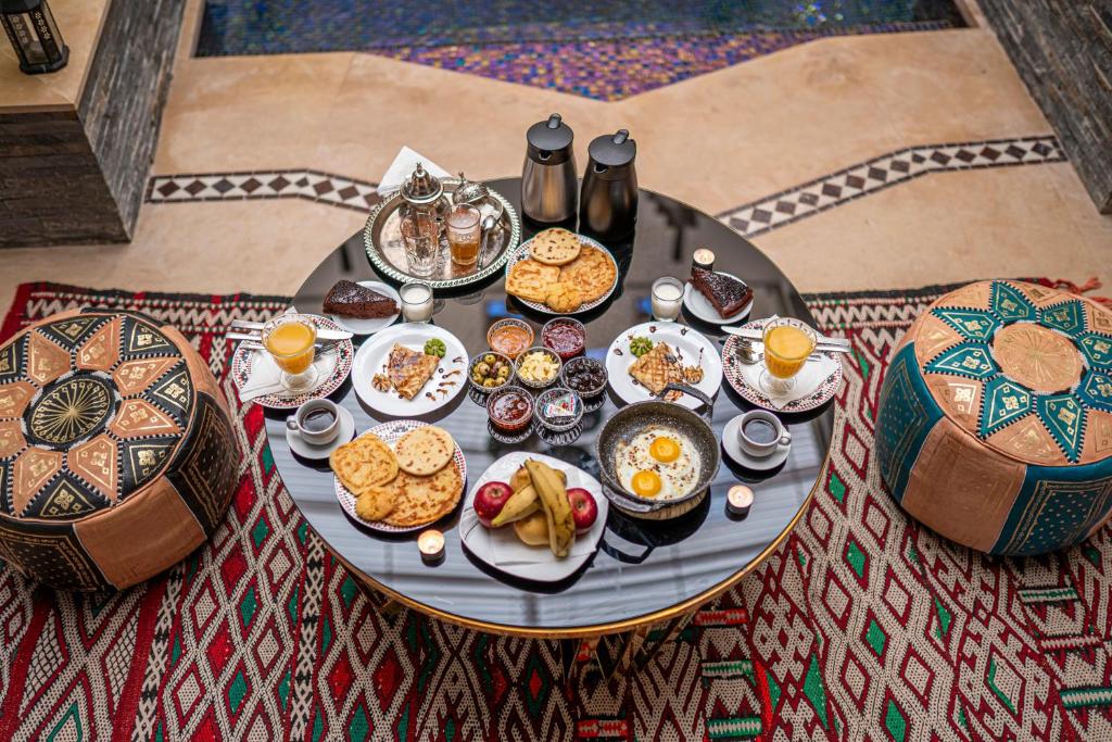 une table avec des aliments et des boissons pour le petit-déjeuner dans l'établissement Riad Kenza, à Marrakech