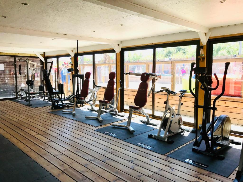 - une salle de sport avec des rames de tapis roulants et des appareils de cardio-training dans l'établissement MOBIL HOME PLAGE DE PAMPELONNE SUR UN TRES BEL EMPLACEMENT SURPLOMBANT LA BAIE DE PAMPELONNE, à Saint-Tropez