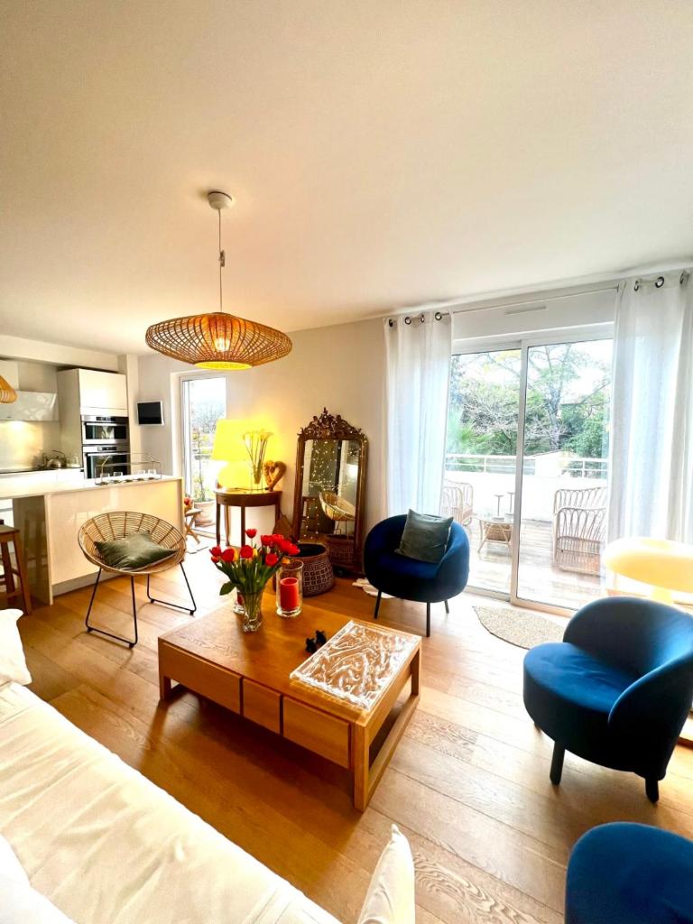 Bright and Stylish in City Center 2 Bedrooms 7