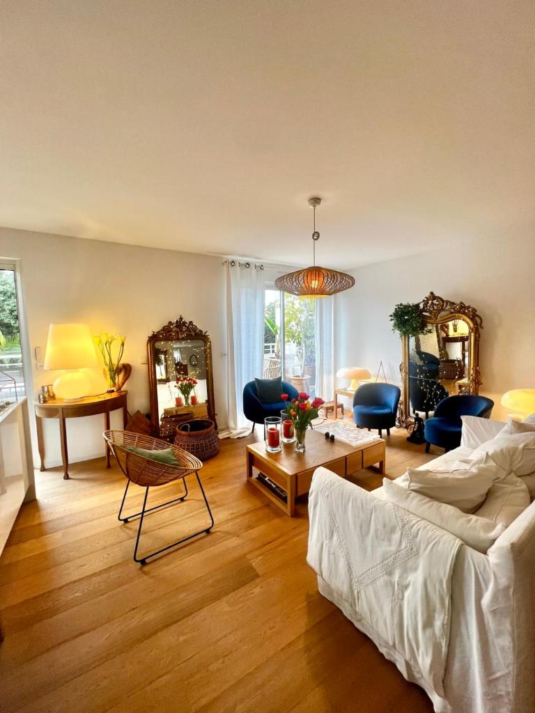 Bright and Stylish in City Center 2 Bedrooms 8