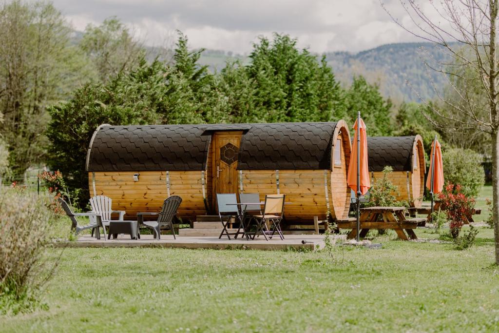 Photo de la galerie de l'établissement logement insolite sous forme de tonneau 1 Domaine les Hirondelles, à Domessin