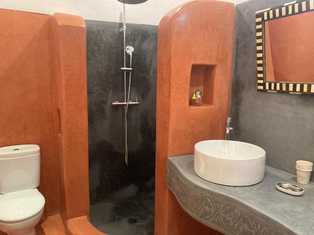 une salle de bain avec un lavabo, des toilettes et une douche dans l'établissement Riad Dar Asam, à Marrakech 37 autres photos