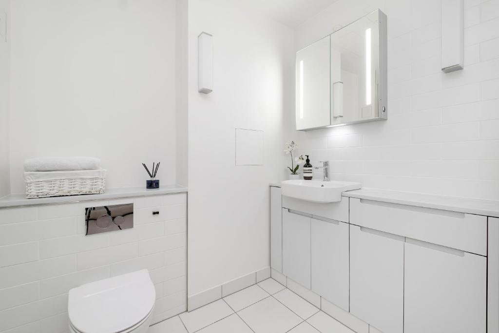 Luxury Central Mayfair Townhouse with AC 3BR 3BA 8