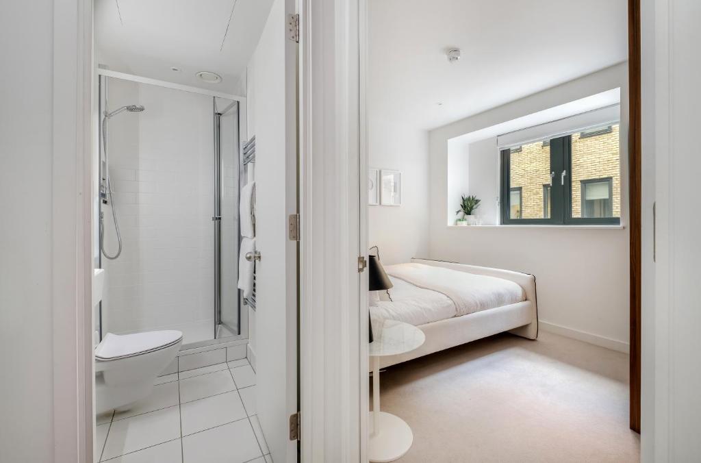 Luxury Central Mayfair Townhouse with AC 3BR 3BA 3