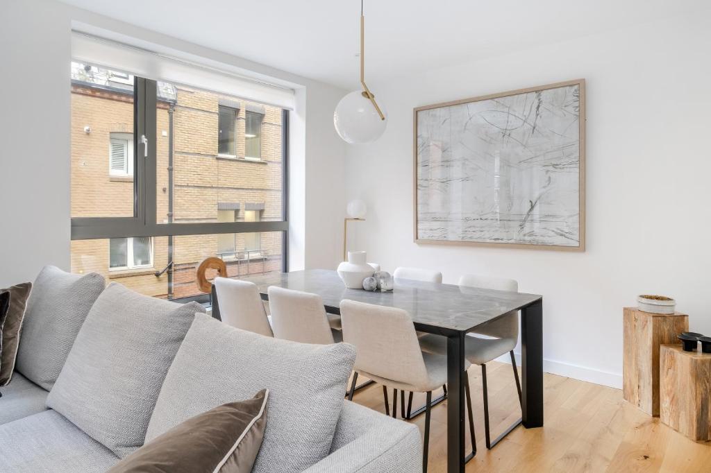 Luxury Central Mayfair Townhouse with AC 3BR 3BA 4