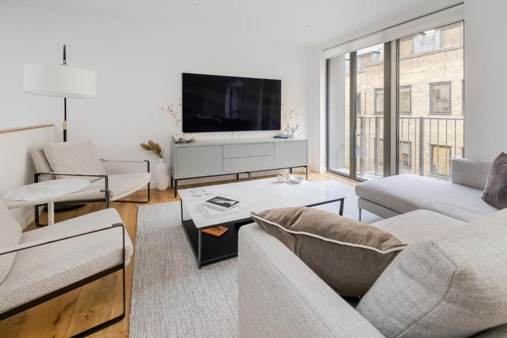 Luxury Central Mayfair Townhouse with AC 3BR 3BA 5