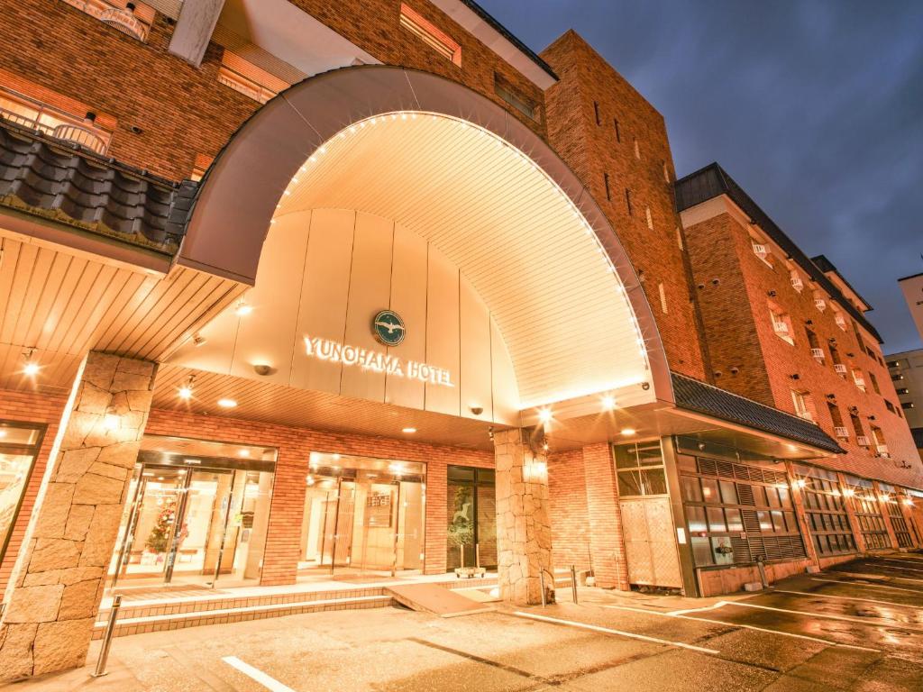 - un grand bâtiment en briques avec une arche devant dans l'établissement Yunohama Hotel, à Hakodate 118 autres photos