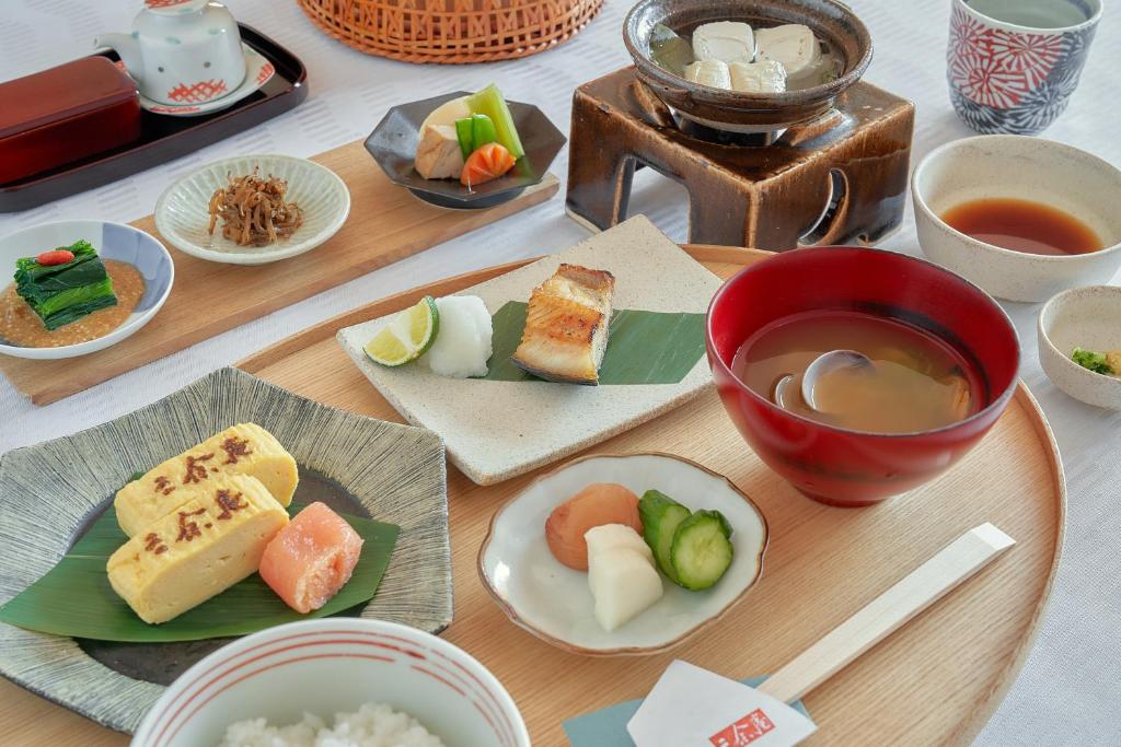- une table avec des assiettes de nourriture et une tasse de thé dans l'établissement Sanyoan, à Otofuke