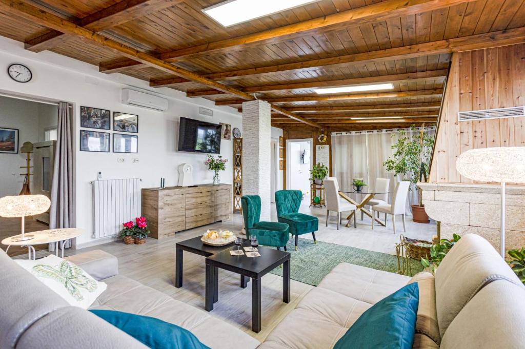 un salon avec un canapé et une table dans l'établissement Villa Ardith by Villa Plus, à Raguse