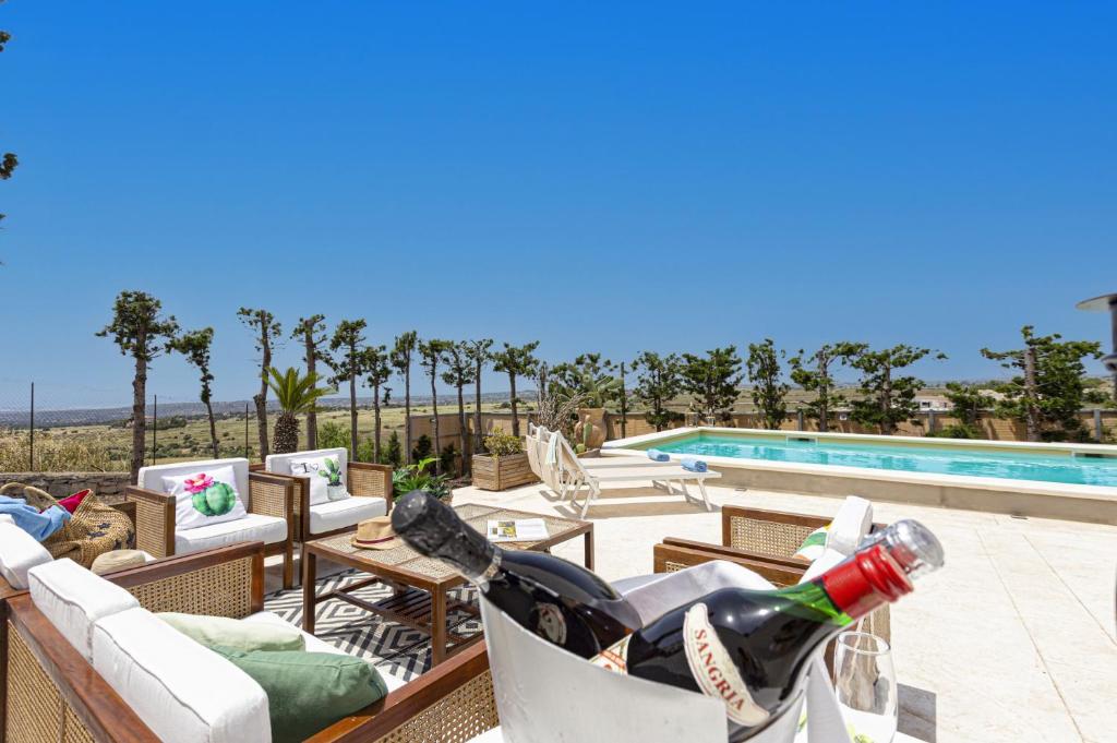 un patio avec des chaises et une piscine dans l'établissement Villa Ardith by Villa Plus, à Raguse