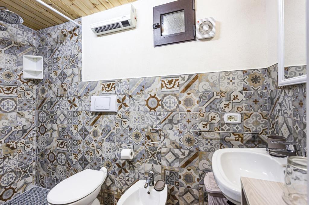 une salle de bain avec toilettes et lavabo dans l'établissement Villa Ardith by Villa Plus, à Raguse
