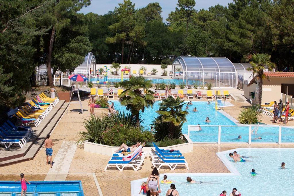 un groupe de personnes dans une piscine d'un complexe hôtelier dans l'établissement Mobil home climatisé 3 chambres (740), à Saint-Jean-de-Monts