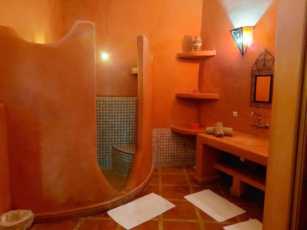 La salle de bains est pourvue d'une grande douche et d'un lavabo. dans l'établissement Riad Ain Khadra, à Taroudant