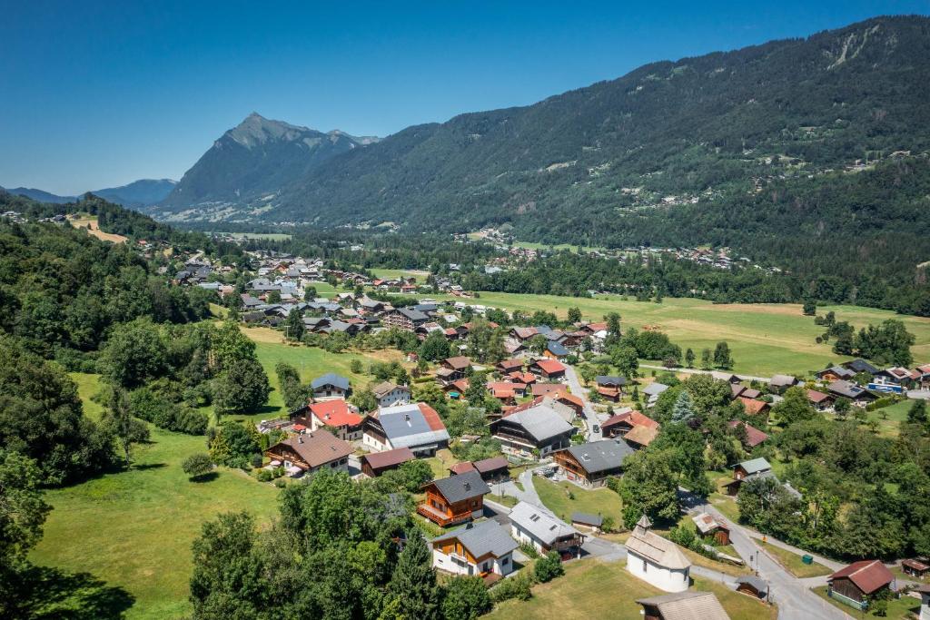 - une vue aérienne sur un petit village dans les montagnes dans l'établissement Morillon - Studio 4 personnes, à Morillon