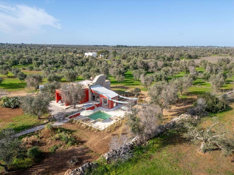 - une vue sur une maison située sur une colline dans l'établissement Lamia Del Grano by Raro Villas, à San Vito dei Normanni
