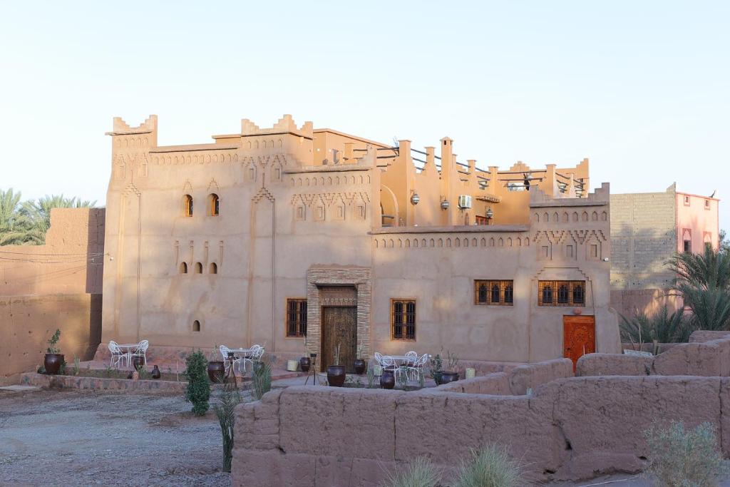 un vieux bâtiment au milieu d'un désert dans l'établissement Riad Dar Susan - Authentic Stay in Zagora, à Zagora