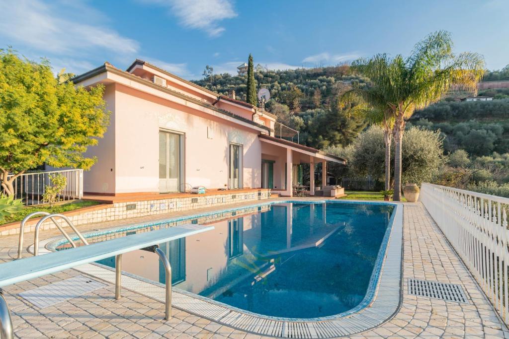 une villa avec piscine et une maison dans l'établissement H11 [Villa Conchiglia] Piscina - Garage, à Castellaro