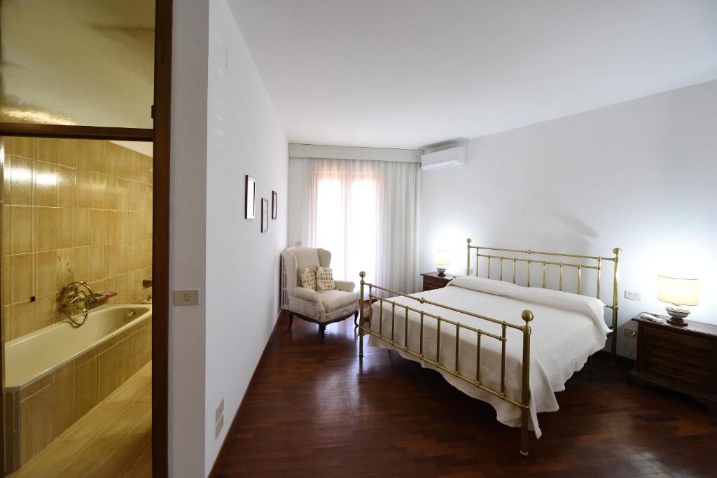 - une chambre avec un lit, une baignoire et une chaise dans l'établissement Casa Giovanna, à Castelfranco di Sopra 46 autres photos